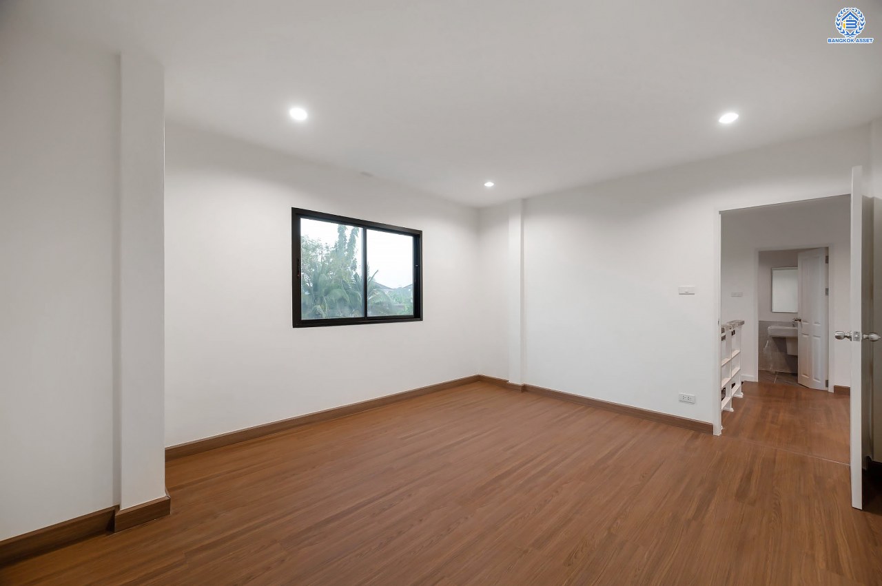 บ้านมือสองตกแต่งใหม่ โครงการ กฤษดานคร20 ปิ่นเกล้า-ติดถนนบรมราชชนนี เนื้อที่ 86 ตร.ว. บ้านเดี่ยวหลังใหญ่ พร้อมฟังก์ชัน 3 ห้องนอน 3 ห้องน้ำ 1 ห้องห้องอเนกประสงค์ จอดรถได้ 2 คัน บนทำเลเชื่อมต่อเมืองอย่างรวดเร็ว ใกล้ทางคู่ขนานลอยฟ้าบรมราชชนนี ทางด่วน "กาญจนาภิเษก" ม.มหิดล และเซ็นทรัลปิ่นเกล้า